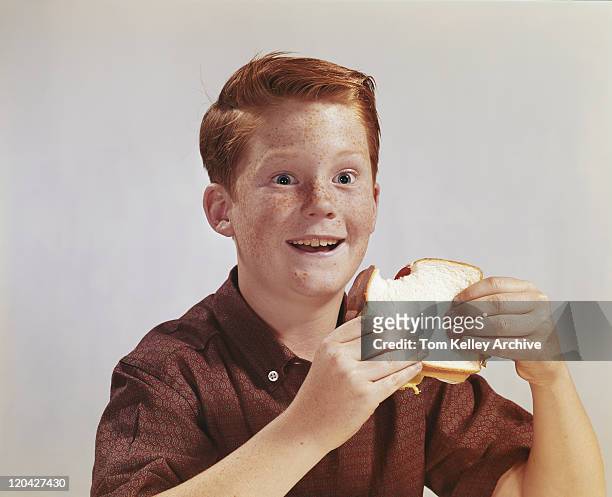 junge essen ein sandwich, lächeln - archival stock-fotos und bilder