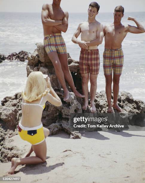 jovem mulher fotografar homens fazer músculo na praia - 1965 imagens e fotografias de stock