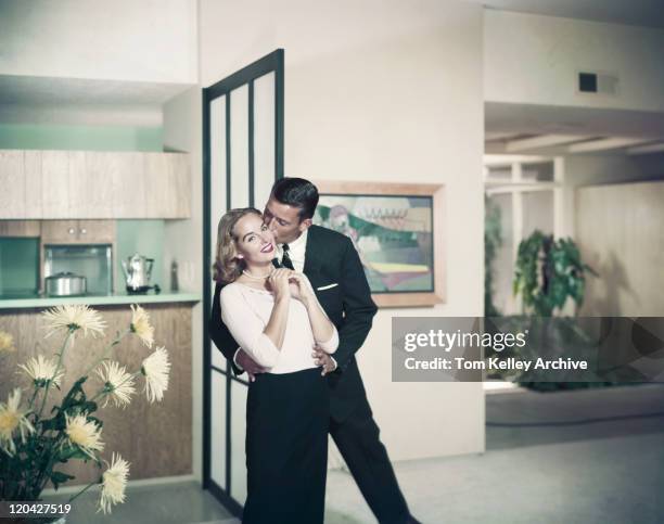 man kissing woman, smiling - sixties stockfoto's en -beelden