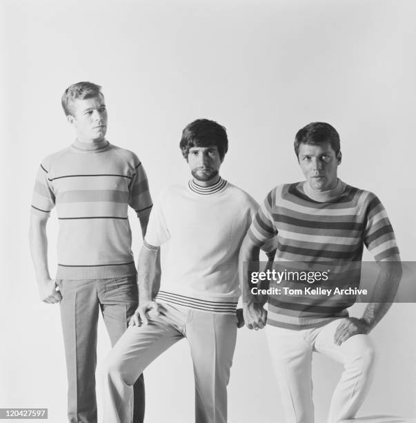 hombre joven de pie contra fondo blanco, retrato - años 60 fotografías e imágenes de stock