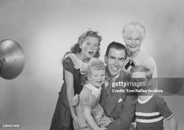 family against white background, smiling, portrait - grootmoeder witte achtergrond stockfoto's en -beelden