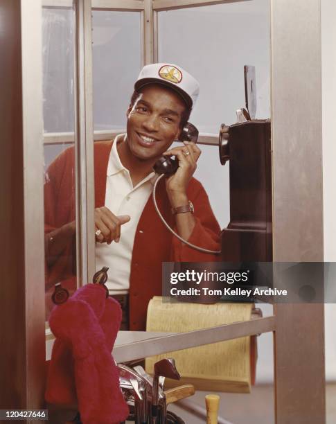 mann im telefonzelle spricht am telefon - telefonbuch stock-fotos und bilder