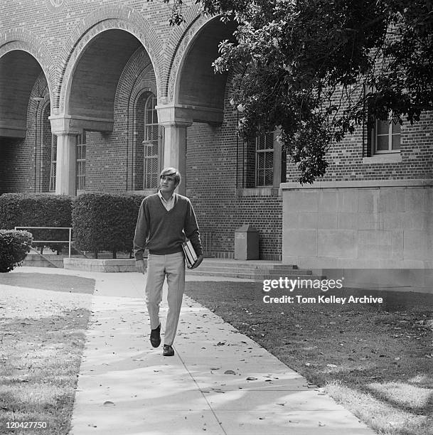 ragazzo con libri a piedi nel campus - vintage college students foto e immagini stock