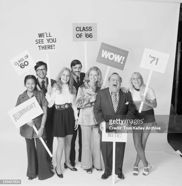 group of people 保持 placards 、笑顔、ポートレート - 1971年 ストックフォトと画像