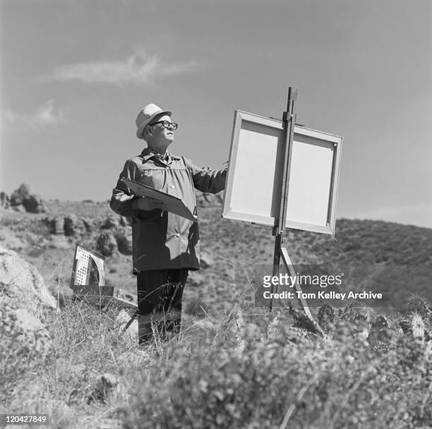 senior homme tenant la palette et peinture sur toile - 1972 photos et images de collection