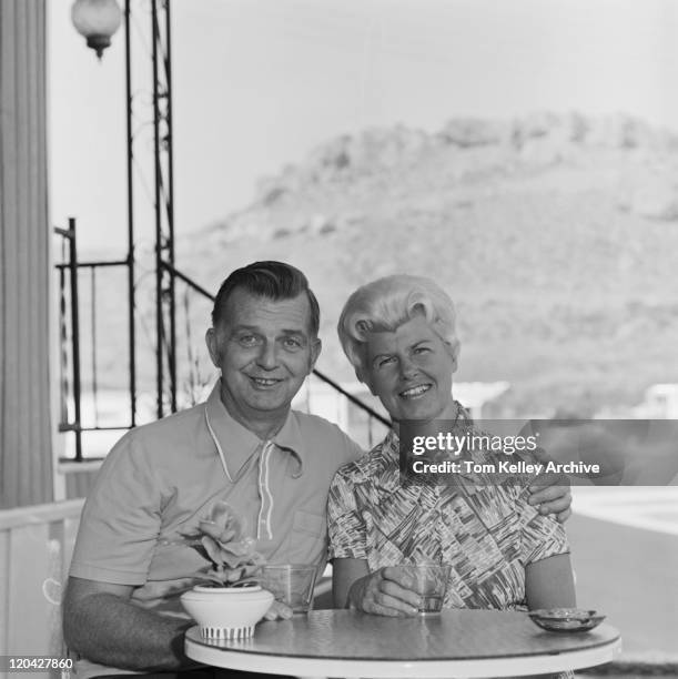 senior couple assis à table, souriant, portrait - 1972 photos et images de collection