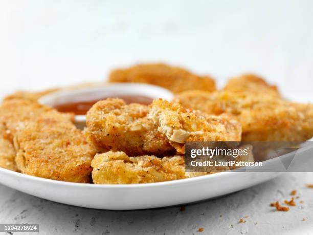 vegan, meatless-plant based protein chicken strips met dipsaus - chicken fingers stockfoto's en -beelden