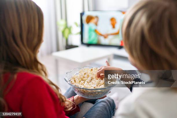 kinderen die tv letten - family watching tv from behind stockfoto's en -beelden