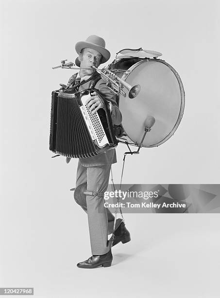 ältere mann spielt verschiedenen musikinstrumenten auf weißem backg - accordion instrument stock-fotos und bilder