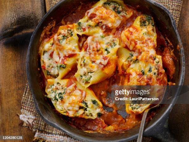 ricotta, spinat und rindfleisch gefüllte shell pasta - conchiglie stock-fotos und bilder