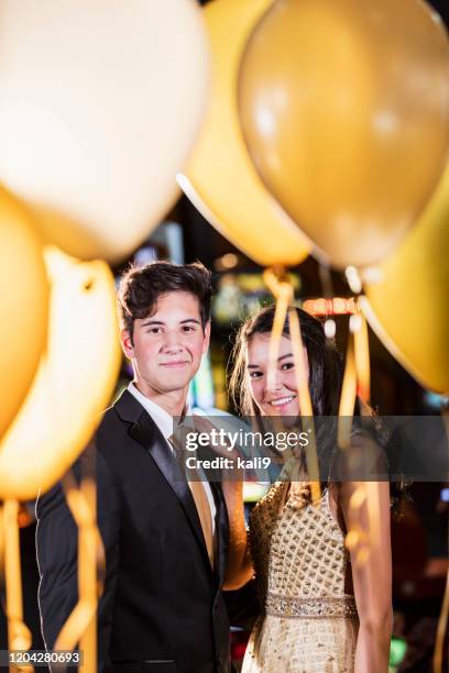 teenage paar mit spaß beim abschlussball - proms stock-fotos und bilder