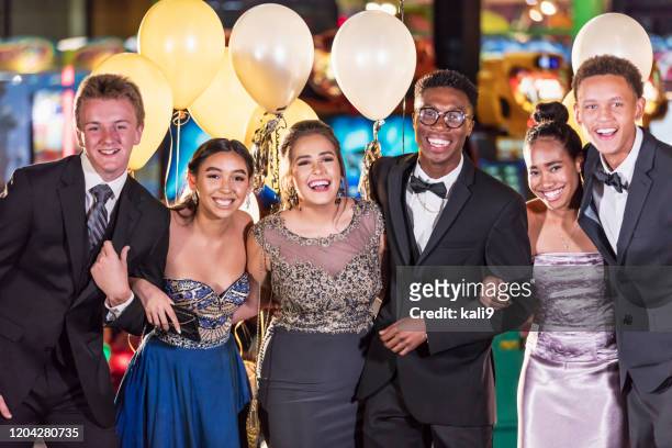 groep multi-raciale tieners die pret bij prom hebben - prom dress stockfoto's en -beelden