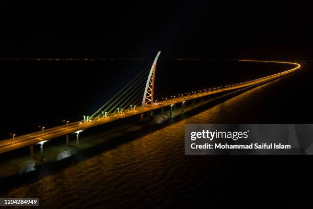 kuwait's al-sabah causeway is the longest causeway of the middle-east - kuwait fotografías e imágenes de stock