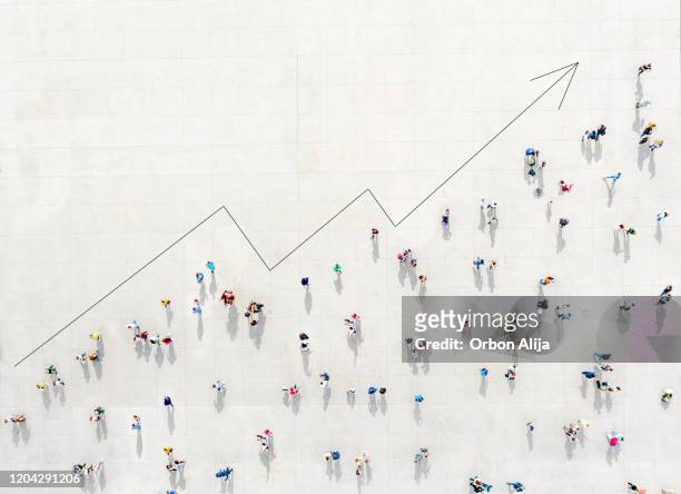 crowd from above forming a growth graph - arrow upward imagens e fotografias de stock