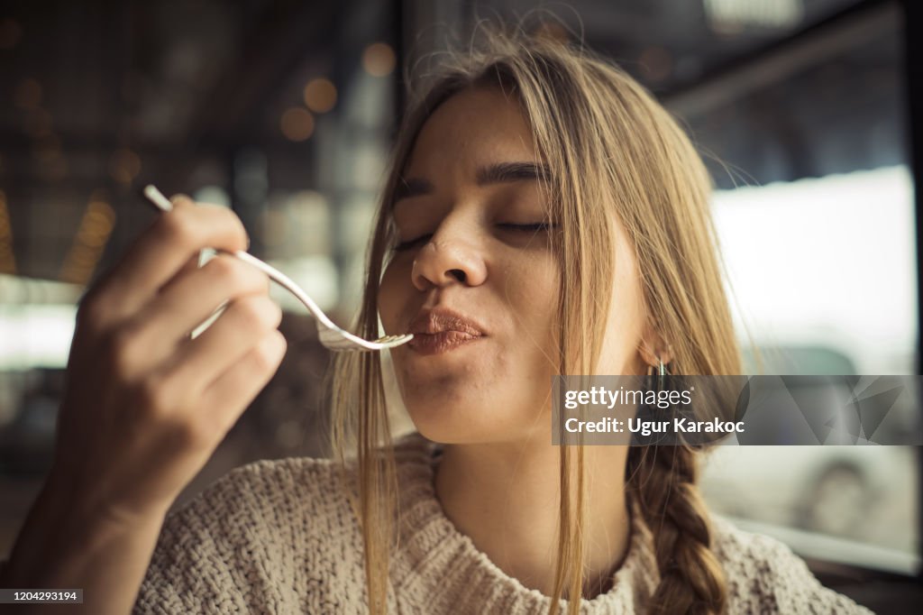 Junge Frau essen Dessert