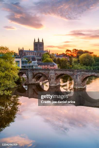 beautiful sunrise over hereford cathedral and wye bridge, hereford, herefordshire, england - herefordshire stockfoto's en -beelden