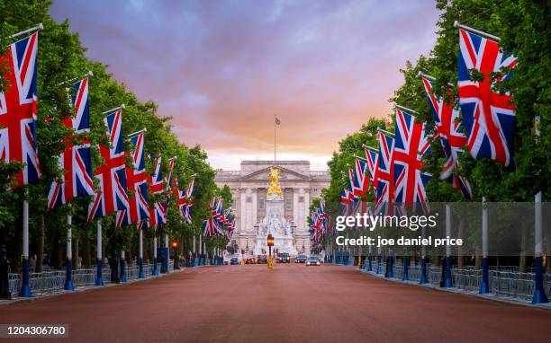 buckingham palace, the mall, union flags, london, england - palacio de buckingham fotografías e imágenes de stock