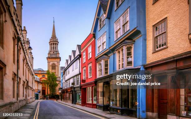 colourful houses, turl street, oxford, england - oxford oxfordshire stockfoto's en -beelden