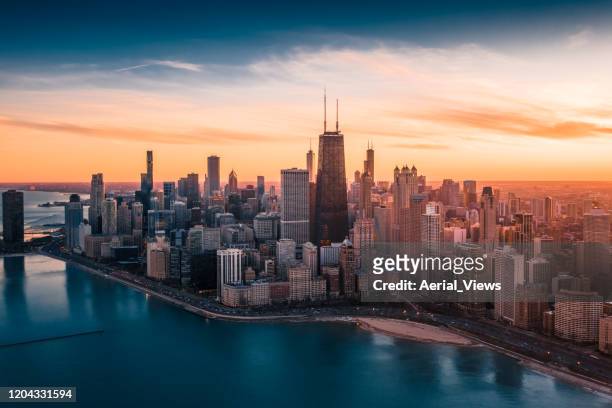 dramatischer sonnenuntergang - downtown chicago - stadtsilhouette stock-fotos und bilder