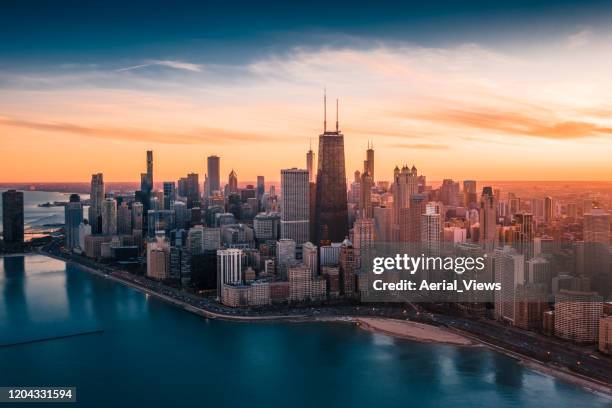 dramatischer sonnenuntergang - downtown chicago - chicago stock-fotos und bilder