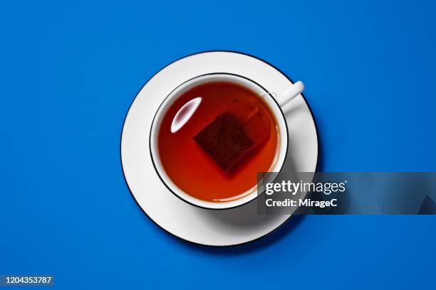 brewing black tea bag 5/5 - tea cup stockfoto's en -beelden