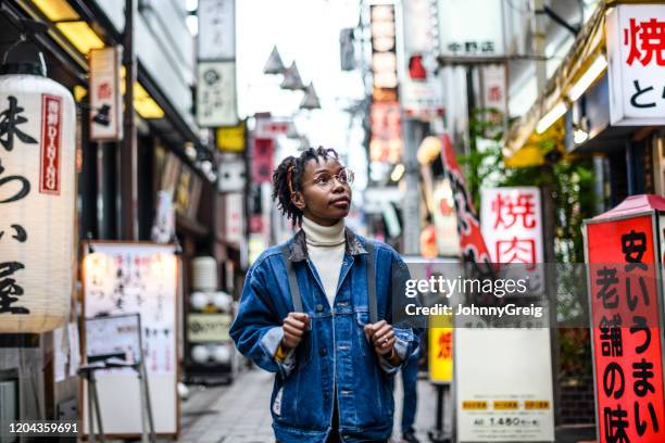 junge frau mit rucksack in tokio unterwegs - tokyo travel destinations stock-fotos und bilder