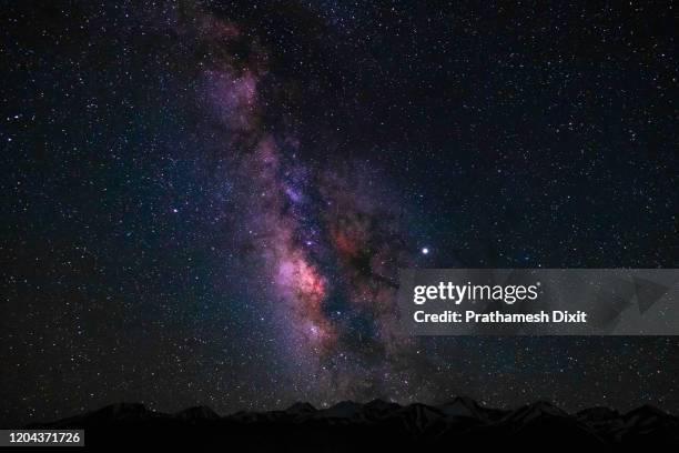 milky way over pangong lake mountain landscape with clear sky & no moonlight - andromeda galaxy stock-fotos und bilder