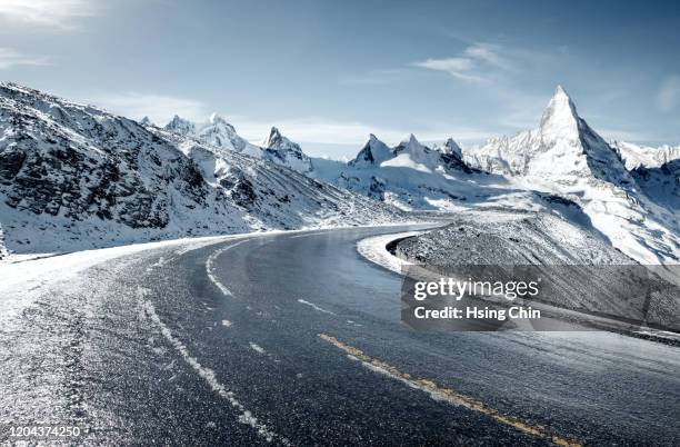 snow mountain road - snowy road stock pictures, royalty-free photos & images