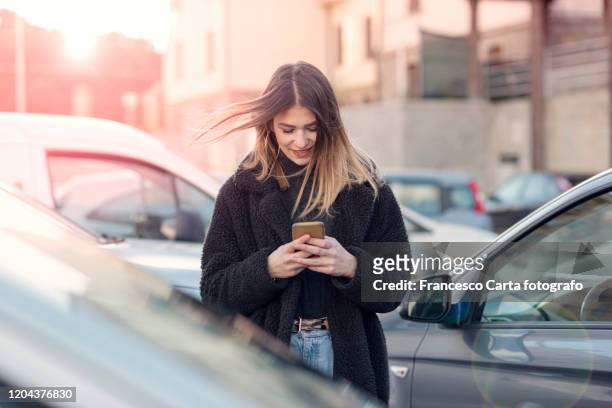 young woman using smartphone - solo una donna giovane foto e immagini stock