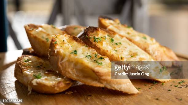 garlic baguette bread with cheese - garlic bread stockfoto's en -beelden