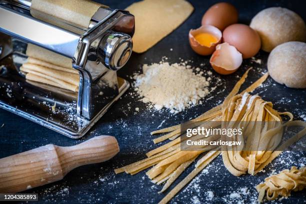 tagliatelle fatte in casa - tagliatelle foto e immagini stock