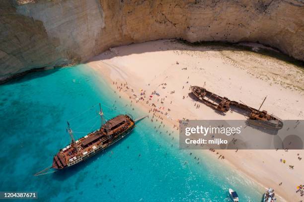 berühmter strand navagio, zakynthos insel, griechenland - shipwreck stock-fotos und bilder