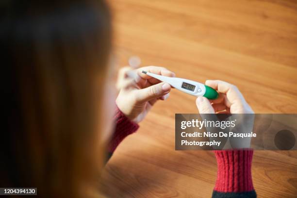 measuring temperature - thermomètre à affichage digital photos et images de collection