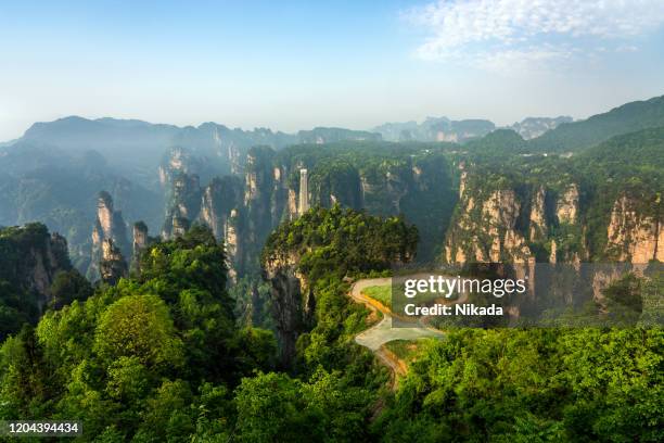 vue aérienne du parc forestier national de zhangjiajie, chine - province de hou nan photos et images de collection