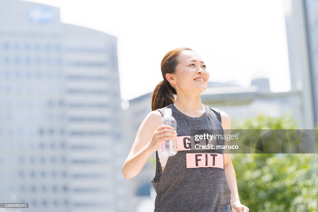 日本の若い女性が走る