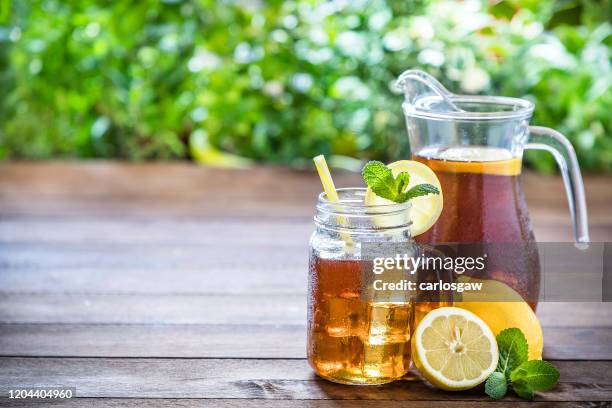 de ijsthee van de citroen - ice tea stockfoto's en -beelden