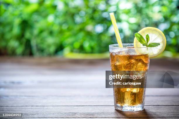 de ijsthee van de citroen - ice tea stockfoto's en -beelden