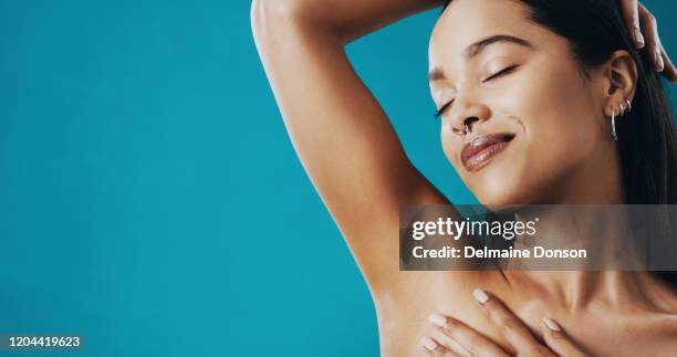 ik heb het geheim van zijdezachte oksels - armpit woman stockfoto's en -beelden