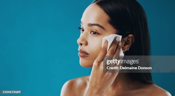 make-up in sekunden mit einem gesichtswischen entfernen - wet wipe stock-fotos und bilder