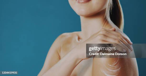 niemand houdt van een droge huid - beautiful woman body stockfoto's en -beelden