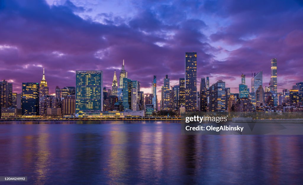 New York City Skyline con un edificio de la ONU, chrysler Building, Empire State Building y East River al atardecer.