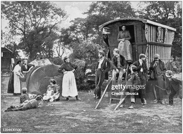 ilustraciones, imágenes clip art, dibujos animados e iconos de stock de fotografía antigua del imperio británico: campamento gitano en essex - gypsy