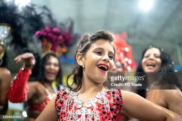 小可愛的女孩慶祝和跳舞巴西狂歡節 - mardi gras party 個照片及圖片檔