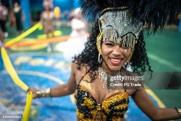 portret van vrouw (passista) die en bij braziliaans carnaval viert - school fondsenwervingsfeest stockfoto's en -beelden