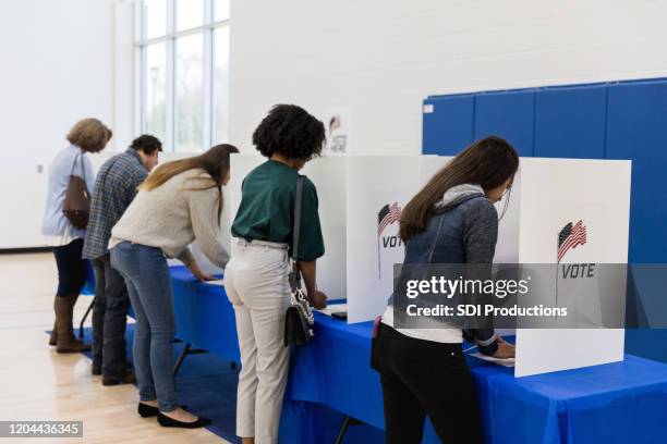 多族裔團體在投票站投票 - votes for women 個照片及圖片檔