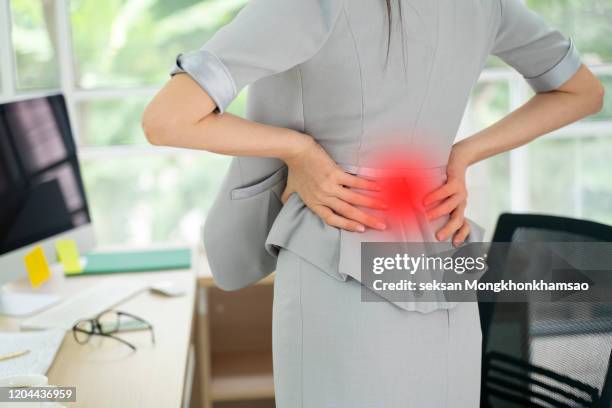 female employees are suffering from low back pain - 下背部痛 個照片及圖片檔