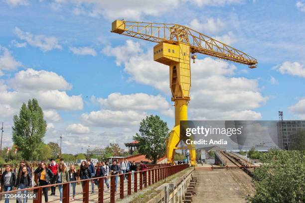 Nantes : the yellow Titan crane on the island of Nantes. The crane is classified as a National Historic Landmark .