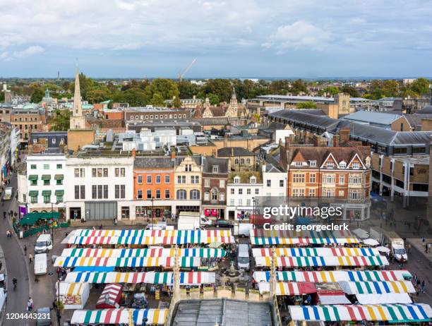marktplein in cambridge, engeland - marktplein stockfoto's en -beelden