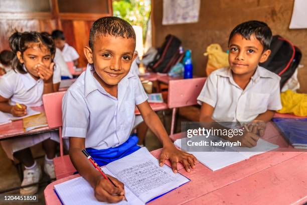 sri lankaanse schoolkinderen in klaslokaal - tamil nadu stockfoto's en -beelden