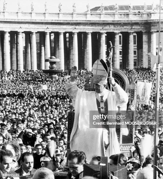 Paul VI In Rome, Vatican - City of Vatican, Place Saint-Pierre-Le Pape Paul VI among the crowd.
